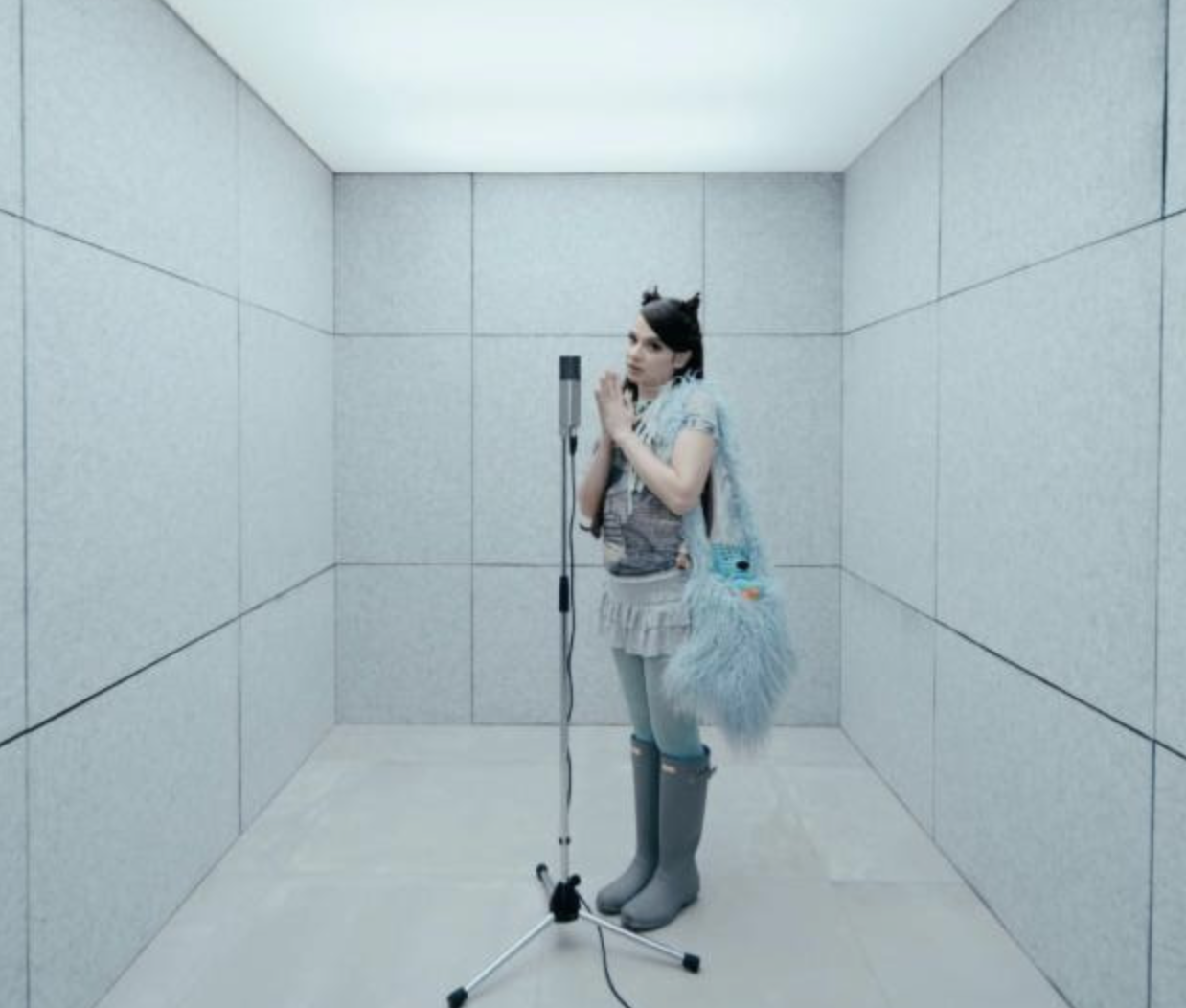 MARIPOSA shares powerful anthem “MEDALLO”