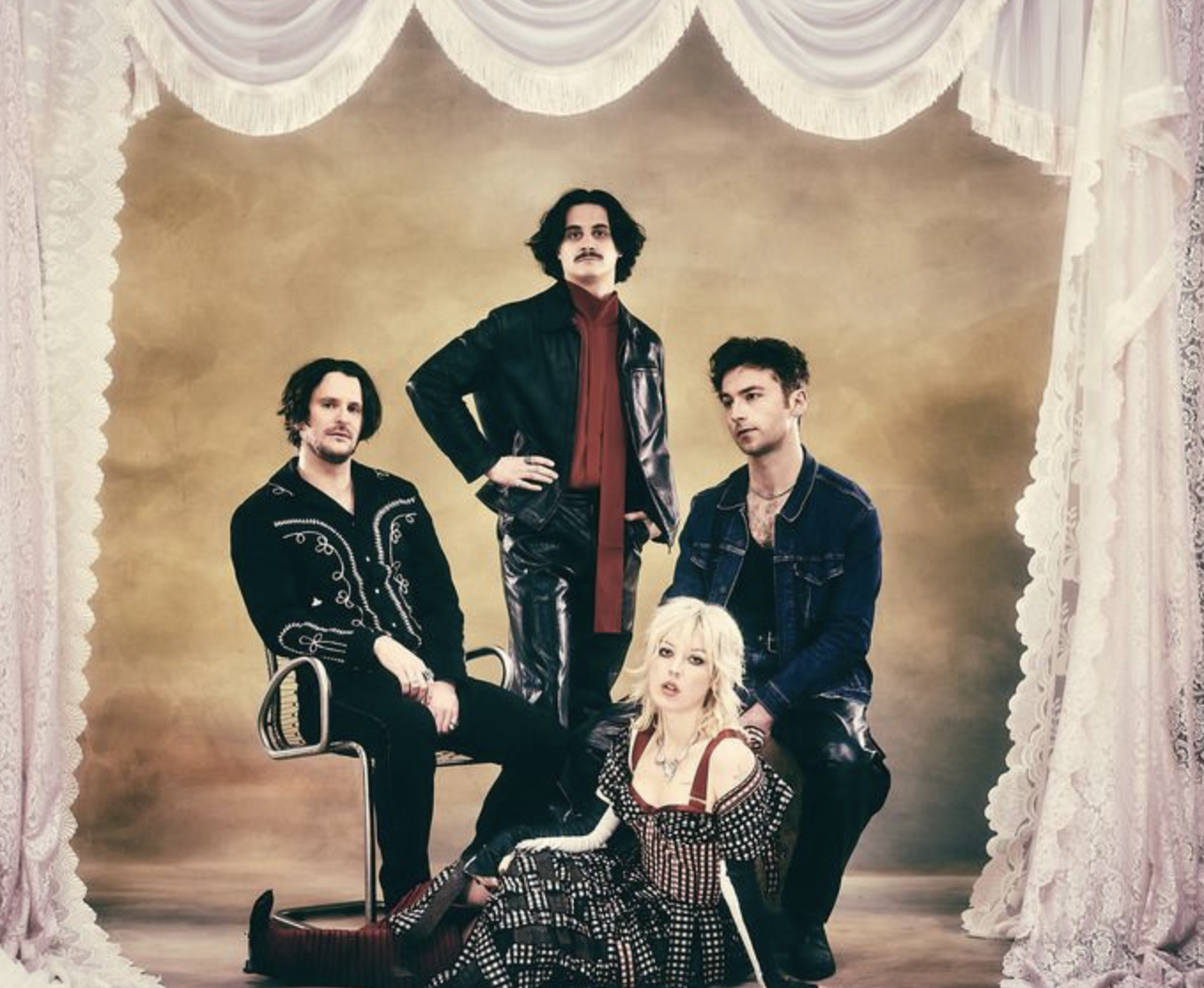 British rock band Black Honey shares swaggering anthem “Shallow,” offering enticing peek at new album 'Soak.'