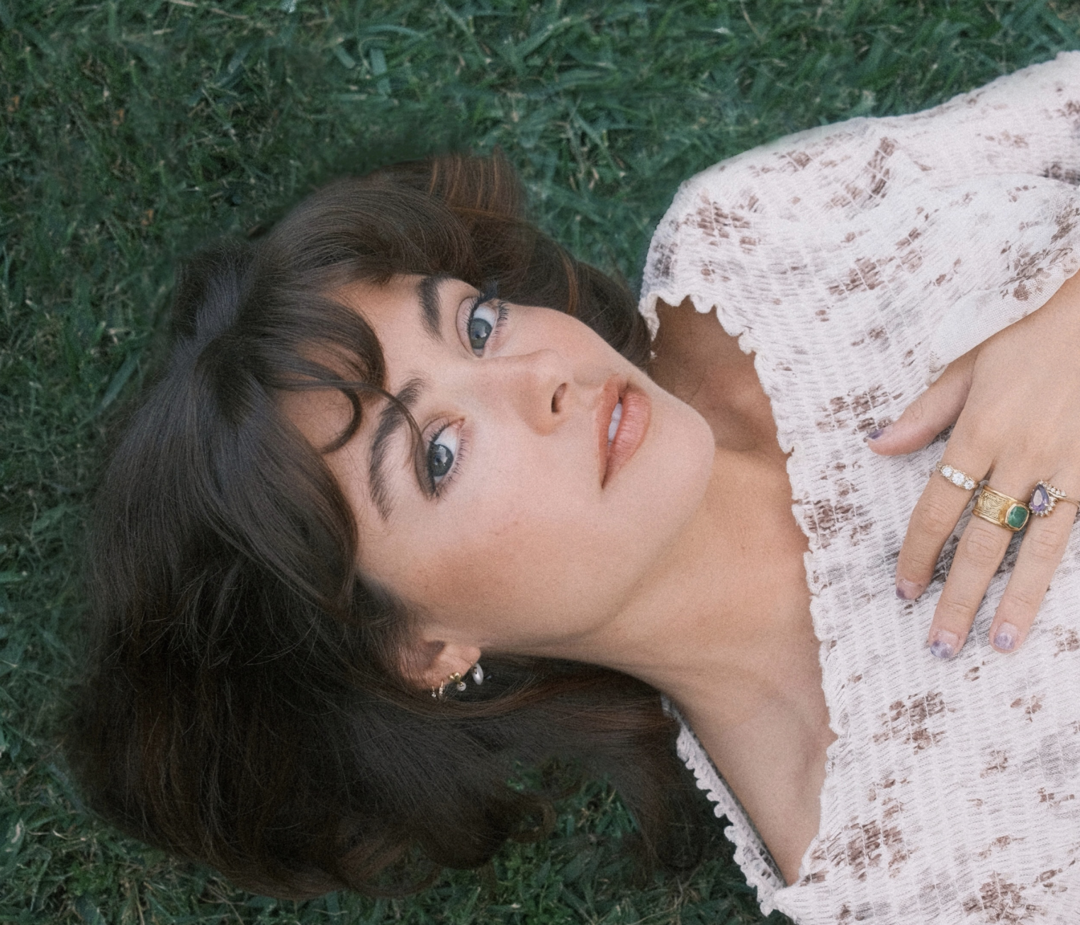 Annie Omalley taps into her signature conversational style on "frends wife" from new album 'rekovering overthinker'